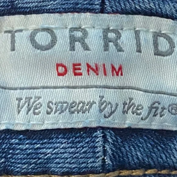 Torrid Sz 22 3X Jean Denim Bermuda Boyfriend Shorts Distressed Blue - Picture 3 of 4